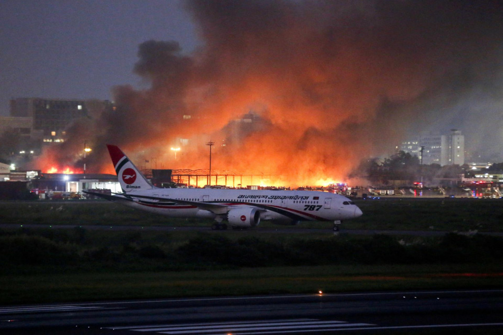 Požiar na letisku v Dháke. FOTO: Reuters