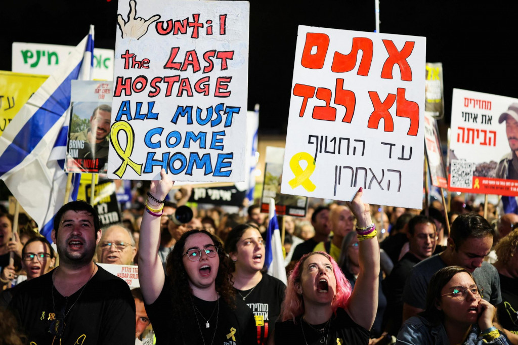 Rodiny rukojemníkov a ich podporovatelia držia transparenty a kričia slogany, keď sa zhromažďujú na zhromaždení na „Námestí rukojemníkov“, aby požadovali okamžité prepustenie tiel zosnulých rukojemníkov, ktorí boli unesení pri smrteľnom útoku Hamasu na Izrael 7. októbra 2023 v Tel Avive. FOTO: Reuters