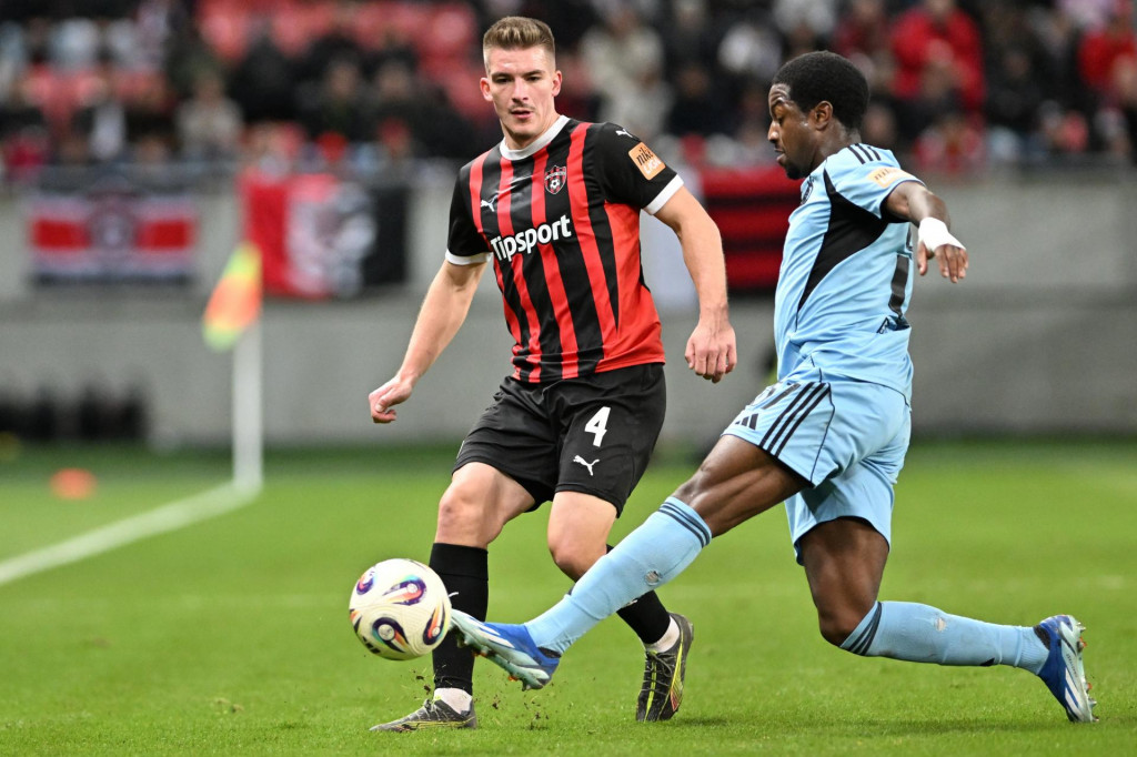 Zľava hráč Trnavy Libor Holík a hráč Slovana Sandro Cruz bojujú o loptu počas zápasu 11. kola Niké ligy medzi FC Spartak Trnava a ŠK Slovan Bratislava v Trnave. FOTO: TASR/Lukáš Grinaj