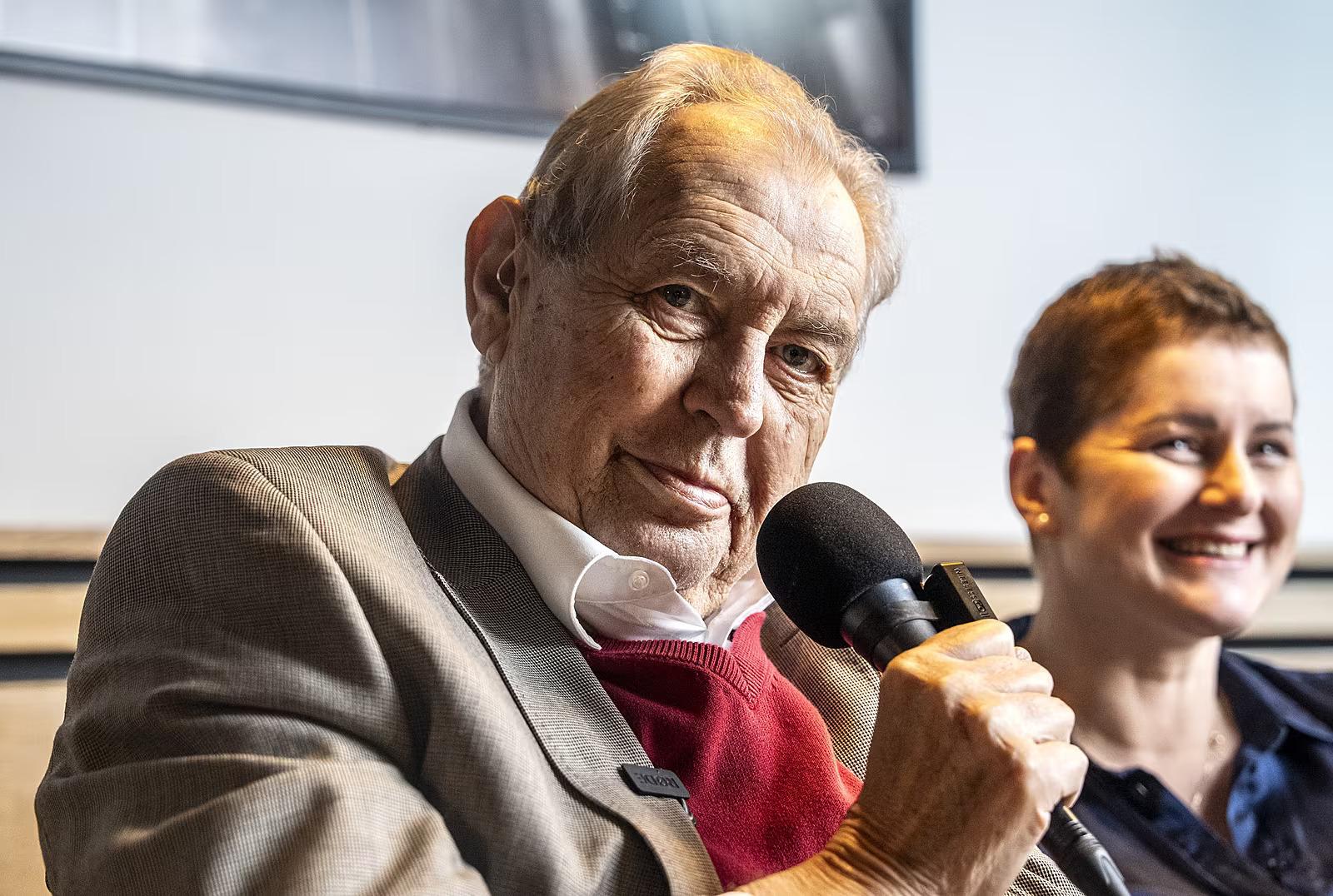 Miloš Zeman ostáva po štvrtkovej operácii hospitalizovaný, pracovný program zrušil