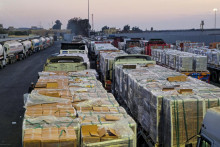 Kamióny s humanitárnou pomocou a palivom stoja v rade na hraničnom priechode do pásma Gazy na egyptskej strane priechodu Rafah. FOTO: REUTERS