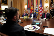 Americký prezident Donald Trump sa rozpráva so svojím ukrajinským náprotivkom Volodymyrom Zelenským počas ich stretnutia v Bielom dome vo Washingtone. FOTO: TASR/AP