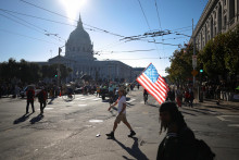 Protestujúci kritizovali taktiky republikánskeho prezidenta vrátane útokov na médiá, politických oponentov a nelegálnych migrantov, informuje AFP. FOTO: REUTERS