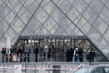 Louvre je symbol francúzskej kultúry a jedno z najprísnejšie strážených miest vo francúzskom hlavnom meste. FOTO: REUTERS