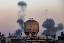 Agentúra civilnej obrany v Gaze pod správou Hamasu oznámila, že pri izraelských náletoch zomrelo najmenej 33 Palestínčanov. FOTO: REUTERS