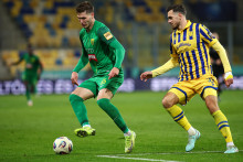 Na snímke zľava Marko Roginič (Žilina) a Taras Kačaraba (Dunajská Streda) bojujú o loptu v zápase 11. kola futbalovej Niké ligy medzi FC DAC 1904 Dunajská Streda - MŠK Žilina. FOTO: TASR/Daniel Stehlík