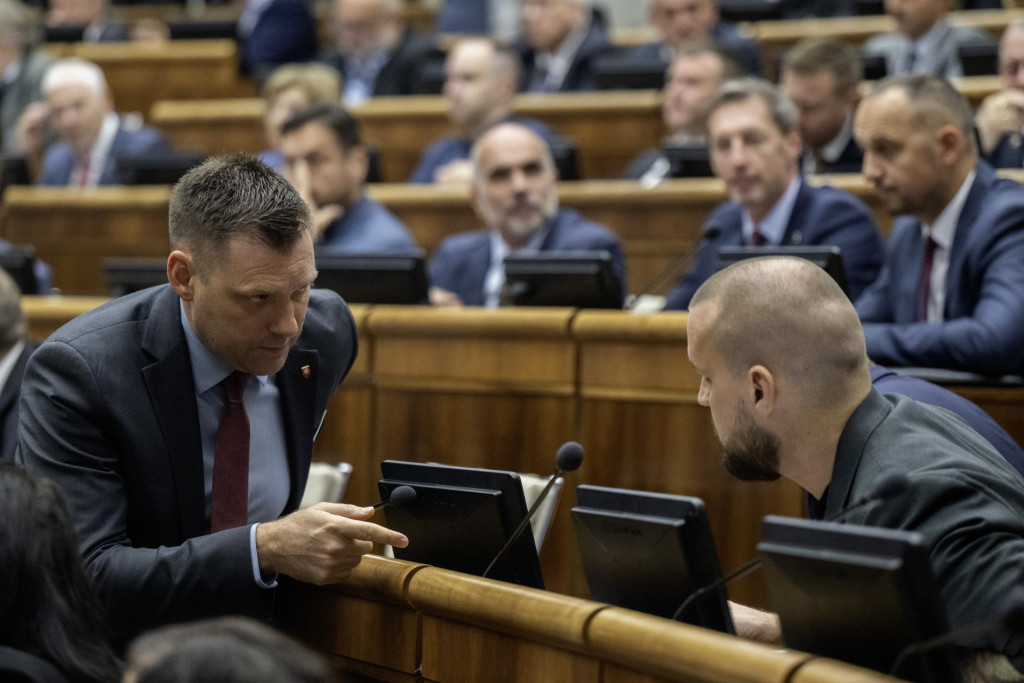 Parlament m&aacute; na tejto sch&ocirc;dzi prebrať e&scaron;te viacer&eacute; ďal&scaron;ie vl&aacute;dne n&aacute;vrhy. Pokračovať m&aacute; v debate o n&aacute;vrhoch z&aacute;kona o financovan&iacute; &scaron;k&ocirc;l a z&aacute;kona o &scaron;kolskej spr&aacute;ve. FOTO: TASR/Martin Baumann