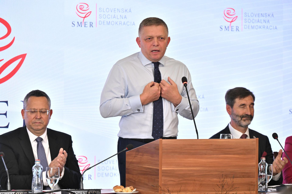 Na snímke uprostred predseda strany Smer Robert Fico. FOTO: TASR/Jakub Kotian
