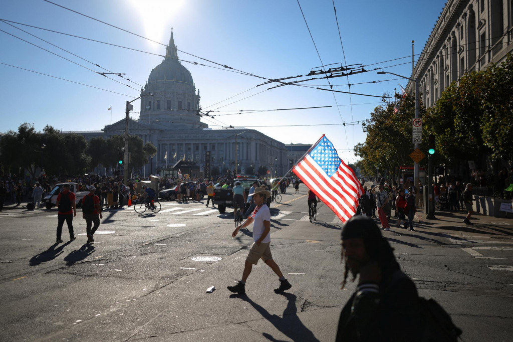 Protestujúci kritizovali taktiky republikánskeho prezidenta vrátane útokov na médiá, politických oponentov a nelegálnych migrantov, informuje AFP. FOTO: REUTERS