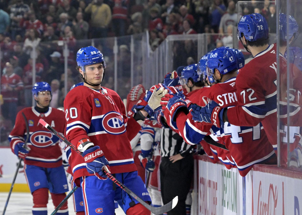 Útočník Montrealu Canadiens Juraj Slafkovský (20) oslavuje so spoluhráčmi po strelení gólu proti New York Rangers počas prvej tretiny. FOTO:: Eric Bolte/Imagn Images