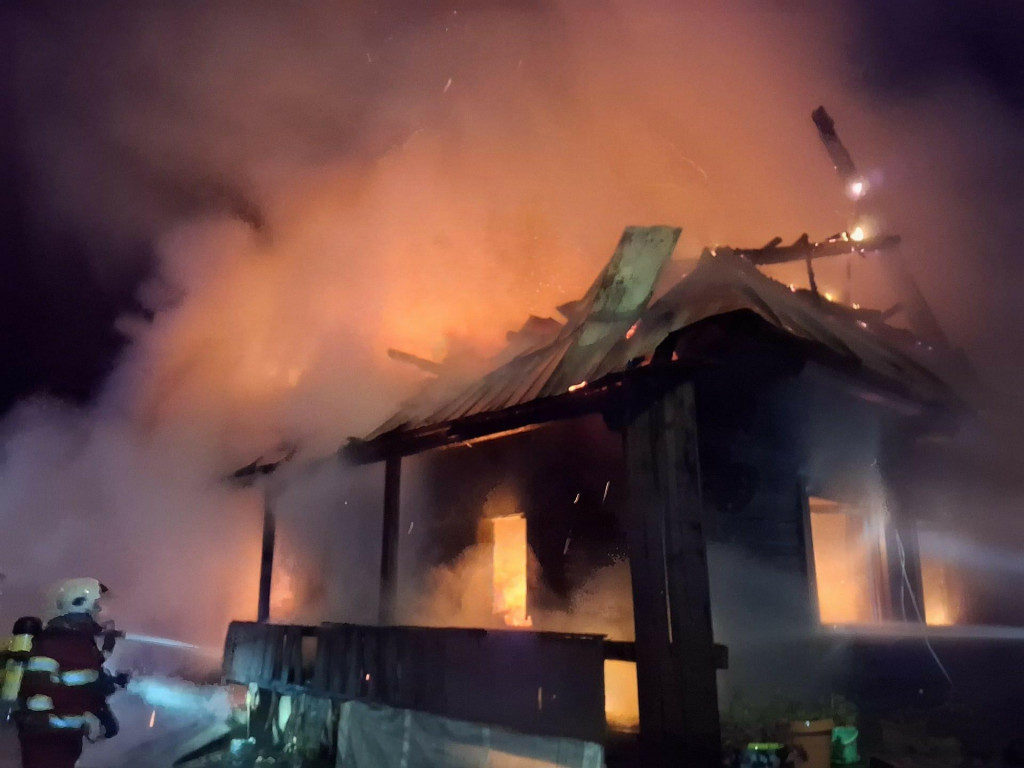 Horiaca drevenica v Terchovej. FOTO: FB/Hasičský a záchranný zbor - Žilinský kraj