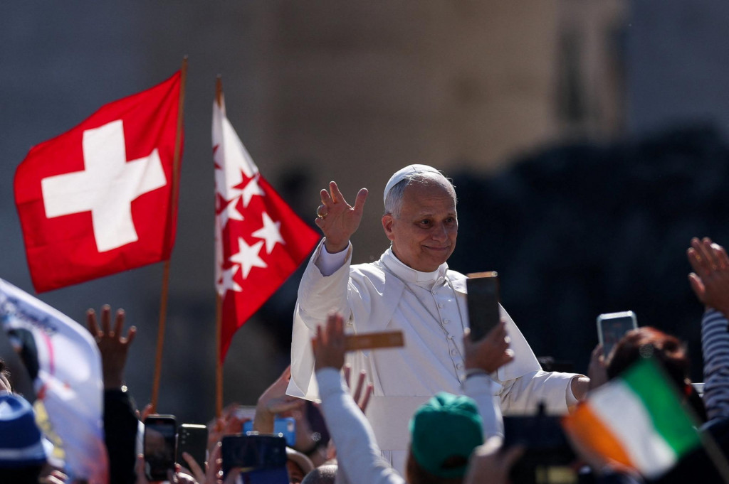 Pope Leo XIV waves to the faithful from the Popemobile (Papamobile) on the day of the canonisation of seven new saints, including former Satanist-turned-Catholic Bartolo Longo, in St. Peter‘s Square at the Vatican, October 19, 2025. REUTERS/Claudia Greco FOTO: Claudia Greco