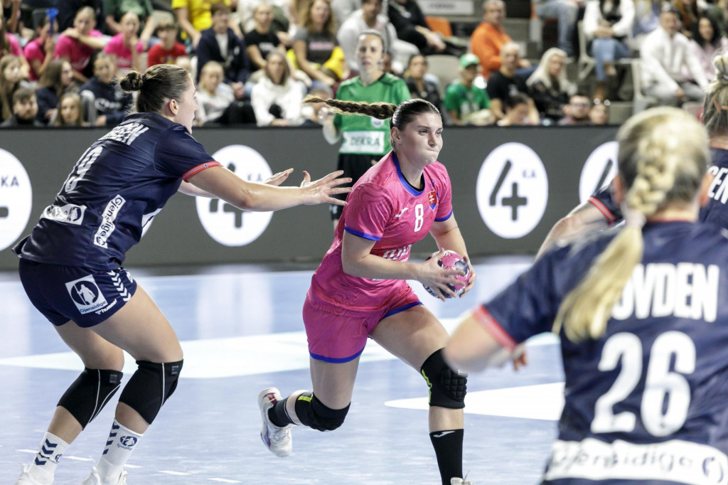 Na snímke zľava Helén Henriksenová (Nórsko), Diana Mária Vargová (Slovensko) a Emilie Margrethe Hovdenová (Nórsko) v druhom zápase 1. skupiny EHF Euro Cupu. FOTO: TASR/Dano Veselský