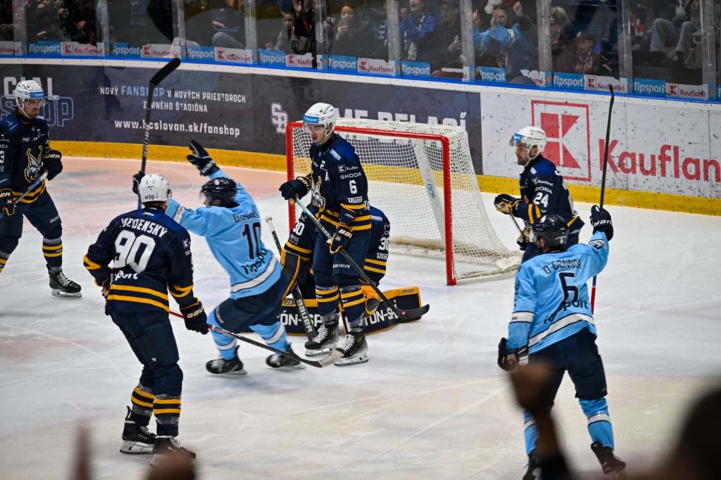 Na snímke hráči tímu HC Slovan Bratislava sa radujú po strelení gólu na 1:0 počas zápasu 13. kola hokejovej Tipsport ligy HC Slovan Bratislava - HK Spišská Nová Ves. FOTO: TASR/Pavol Zachar