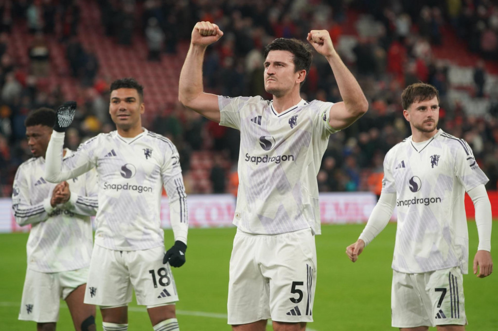 Futbalista Manchestru United Harry Maguire (druhý sprava) sa teší z výhry po šlágri 8. kola anglickej Premier League FC Liverpool - Manchester United. FOTO: TASR/AP
