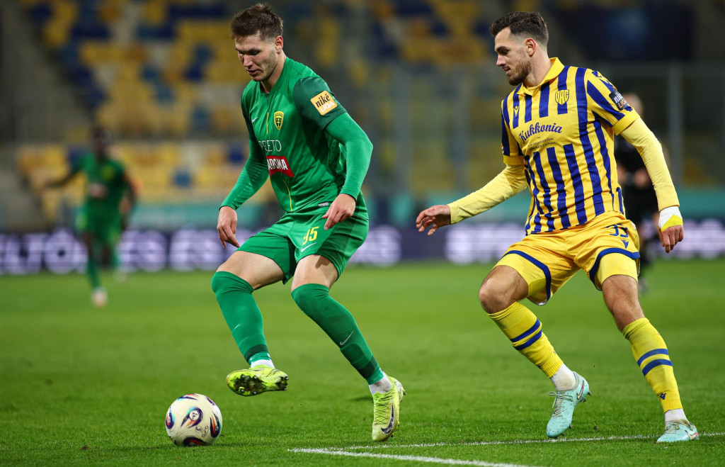 Na snímke zľava Marko Roginič (Žilina) a Taras Kačaraba (Dunajská Streda) bojujú o loptu v zápase 11. kola futbalovej Niké ligy medzi FC DAC 1904 Dunajská Streda - MŠK Žilina. FOTO: TASR/Daniel Stehlík