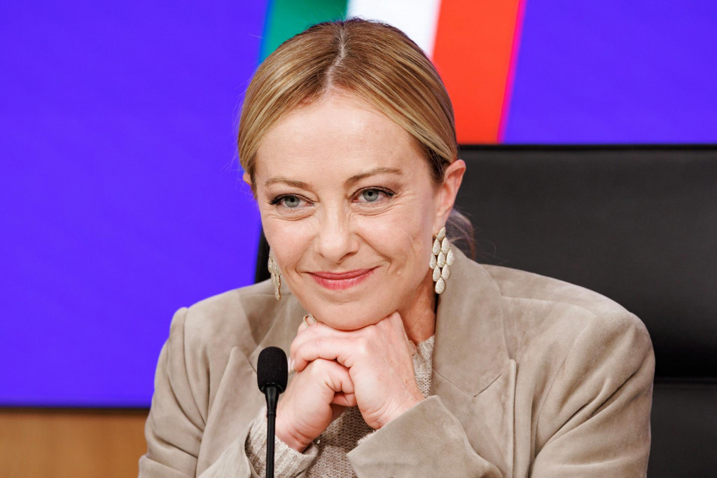 Talianska premiérka Giorgia Meloniová sa usmieba na tlačovej konferencii po zasadnutí vlády v piatok 17. októbra 2025. FOTO: TASR/AP