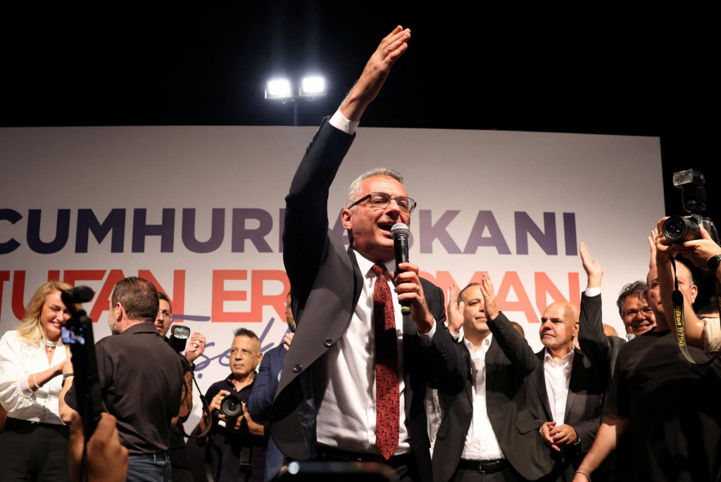 Nový líder cyperských Turkov Tufan Erhurman oslavuje víťazstvo v meste Nikózia na Cypre. FOTO: REUTERS