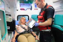 Viacerí poskytovatelia pohotovostnej zdravotnej služby hlásia nedostatok doktorov v záchrankách.