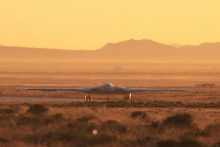 B-21 „Raider“ amerického letectva, bombardér s dlhým doletom typu stealth, ktorý môže byť vyzbrojený jadrovými zbraňami. FOTO: Reuters