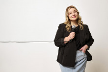 Slovensk&aacute; stand-up komička Simona First za slobodna Sal&aacute;tov&aacute; je dnes dvojn&aacute;sobn&aacute; mama.