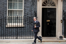 Britský premiér Starmer 14. októbra odchádza z vládneho sídla na londýnskej Downing Street č. 10. Ak by sa teraz konali voľby, už by sa tam nevrátil. FOTO: Reuters