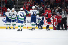 Slovenský hokejista v drese Washingtonu Capitals Martin Fehérváry (tretí sprava). FOTO: TASR/AP