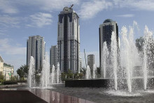 Pri opulentných oslavách svojich 35. narodenín narodenín Kadyrov otvoril aj komerčné centrum Groznyj City, ktorý sa vraj môže pochváliť najväčšími hodinami na svete. Merajú v priemere štrnásť metrov. FOTO: AP