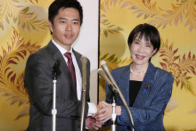 Líderka vládnucej japonskej Liberálnodemokratickej strany Sanae Takaičiová si podáva ruku s Hirofumim Jošimurom, lídrom Strany inovácií. FOTO: Reuters/Kjódó