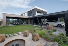 Namiesto tradičnej garáže navrhli architektky iba parkovacie státie, čo prispieva k pocitu otvorenosti a celistvosti stavby a záhrady. FOTO: archív štúdia DMAE Architects