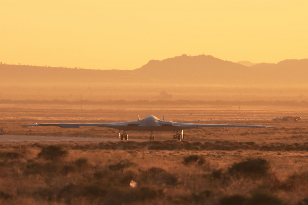 B-21 „Raider“ amerického letectva, bombardér s dlhým doletom typu stealth, ktorý môže byť vyzbrojený jadrovými zbraňami. FOTO: Reuters