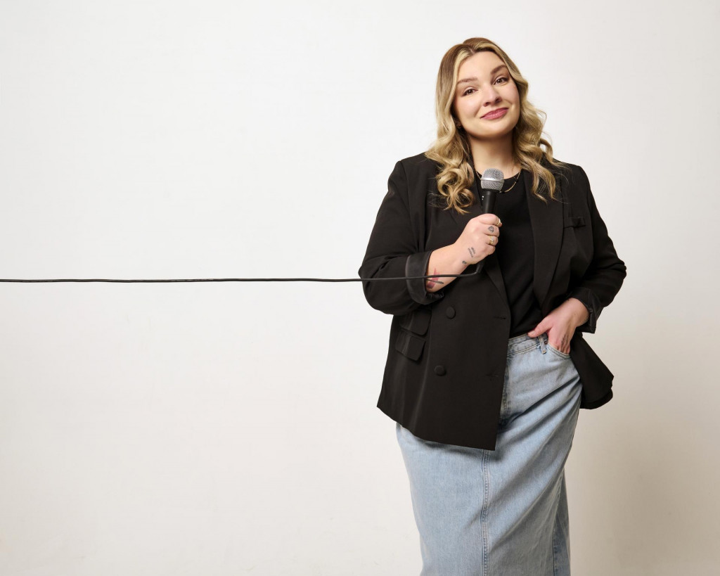 Slovensk&aacute; stand-up komička Simona First za slobodna Sal&aacute;tov&aacute; je dnes dvojn&aacute;sobn&aacute; mama.