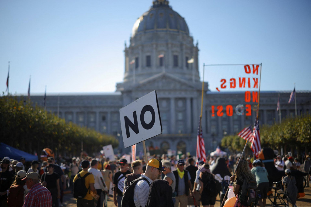 Demonštranti sa zhromaždili pred radnicou v San Franciscu počas protestu „Žiadni králi“ proti politike amerického prezidenta Donalda Trumpa. FOTO: Reuters