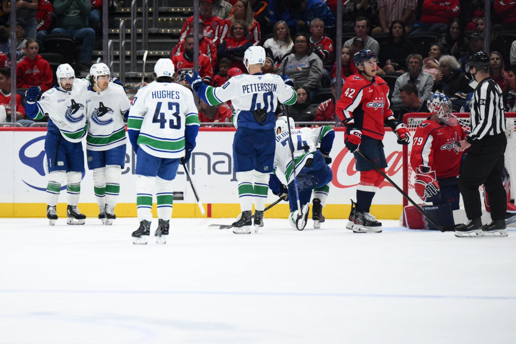 Slovenský hokejista v drese Washingtonu Capitals Martin Fehérváry (tretí sprava). FOTO: TASR/AP