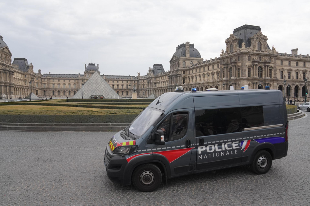Na snímke policajná dodávka hliadkuje po krádeži šperkov na nádvorí dočasne zatvoreného múzea Louvre