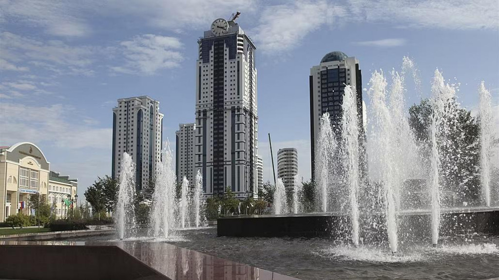 Pri opulentných oslavách svojich 35. narodenín narodenín Kadyrov otvoril aj komerčné centrum Groznyj City, ktorý sa vraj môže pochváliť najväčšími hodinami na svete. Merajú v priemere štrnásť metrov. FOTO: AP