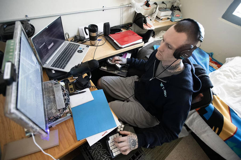 Tridsaťdvaročný Preston Thorpe, ktorý pracuje na diaľku ako softvérový inžinier. FOTO: Maine Public/Kevin Bennett