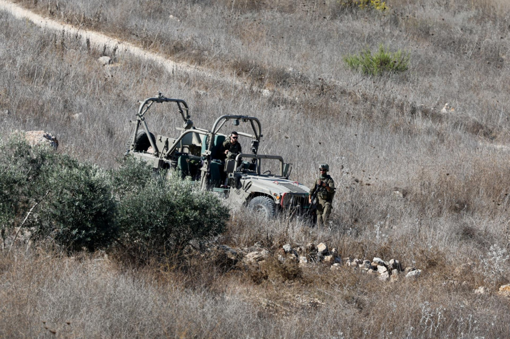 Izraelské sily stoja na stráži v dedine Tell neďaleko Nábulusu na Izraelom okupovanom Západnom brehu Jordánu. FOTO: Reuters