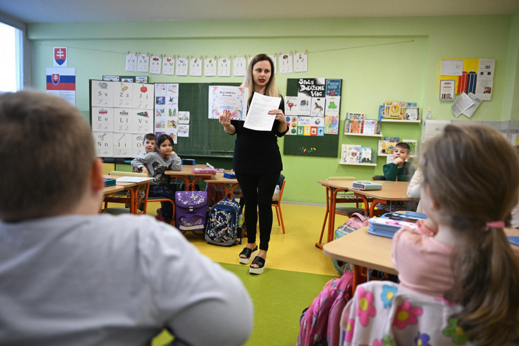 Peniaze môžu získať pracovníci materských, základných a stredných škôl aj riaditelia. FOTO: TASR/F. Iván