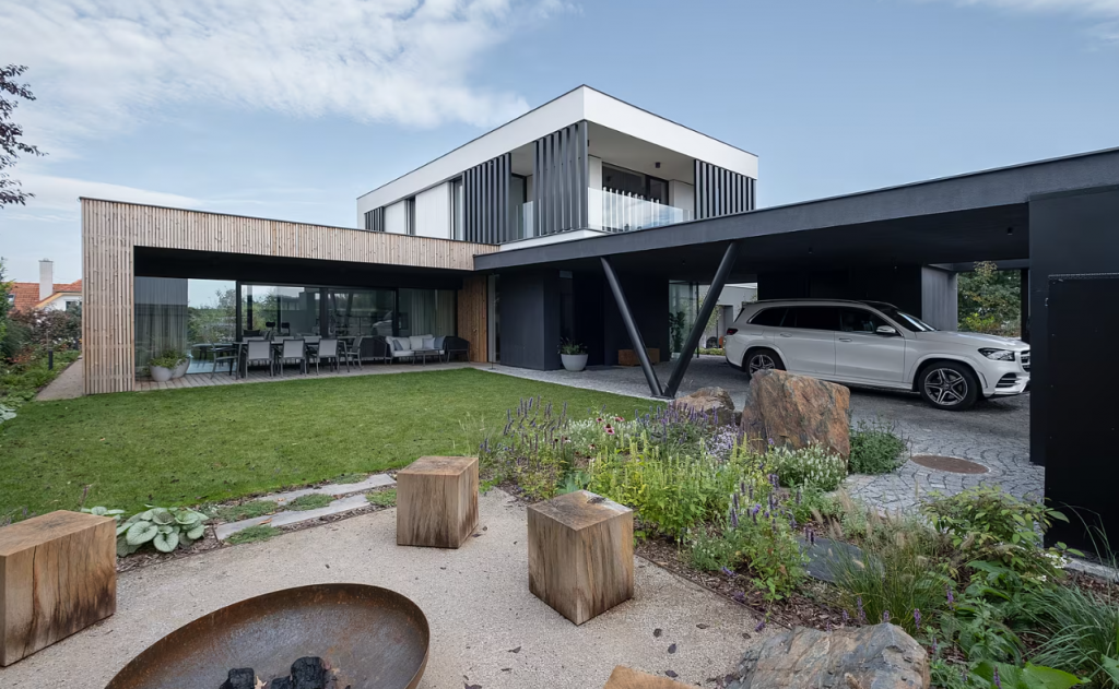 Namiesto tradičnej garáže navrhli architektky iba parkovacie státie, čo prispieva k pocitu otvorenosti a celistvosti stavby a záhrady. FOTO: archív štúdia DMAE Architects