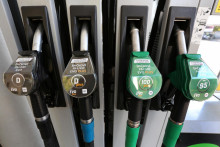 S klesajúcou cenou ropy by sa mali znížiť aj ceny benzínu a nafty na čerpacích staniciach. FOTO: Peter Mayer