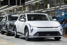 Na snímke nový automobil Kia EV4, ktorý sa u nás oficiálne začal produkovať koncom augusta. FOTO: TASR/D. Stehlík