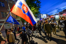 Na snímke účastníci pochodu a protestu, ktorí žiadali odstúpenie šéfa Slovenskej informačnej služby (SIS) Pavla Gašpara pred centrálou SIS v Bratislave v stredu 8. októbra 2025. FOTO: TASR/Jaroslav Novák