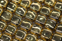 Cena zlata už dlhšiu dobu zažíva silný rast, ku ktorému prispievajú nákupy tohto kovu zo strany centrálnych bánk, geopolitické napätie, slabší kurz amerického dolára a vyhliadky na znižovanie úrokových sadzieb v Spojených štátoch. FOTO: REUTERS