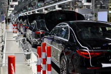 Obmedzenia exportu vzácnych zemín z Číny ohrozujú dodávky kľúčových súčiastok pre automobilový priemysel. FOTO: REUTERS