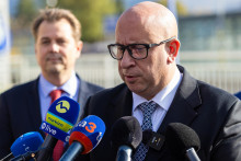 Na snímke v popredí minister dopravy Jozef Ráž ml. (nominant Smer-SD). FOTO: TASR