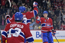 Útočník Montreal Canadiens Juraj Slafkovský oslavuje so spoluhráčmi po strelení gólu. FOTO: Reuters