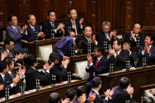 Líderka vládnucej japonskej Liberálnodemokratickej strany Sanae Takaičiová sa ukláňa po zvolení za premiérku. FOTO: Reuters