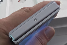 Je to špecialita, ktorá sa bežne na slovenskom trhu neobjavuje. Za vcelku rozumný príplatok pripravila Motorola špeciálny set mobilu a slúchadiel, ktoré majú špeciálnu výzdobu. Účel vsadených kamienkov do telefónu a slúchadiel je jednoznačný, majú potešiť ženy.