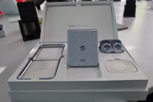 Špeciálna kolekcia smartfónu Motorola Razr 60 a slúchadiel Moto Buds Loop v úprave Swarowski.